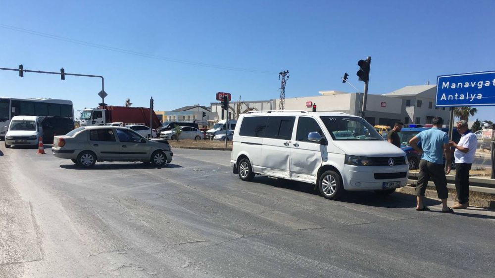 Antalya'da tur aracı ile otomobil çarpıştı: 2 çocuk yaralandı