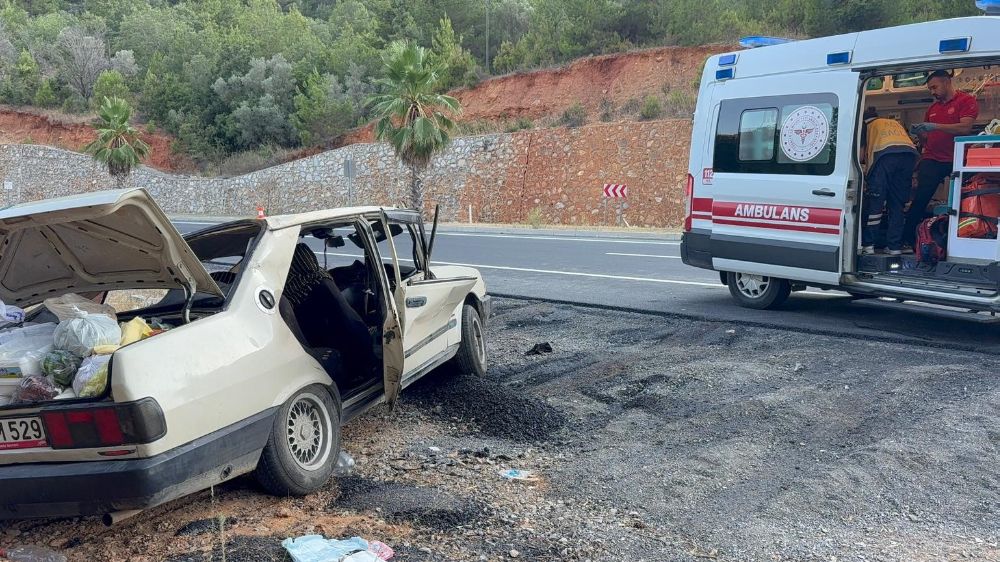 Antalya Gazipaşa'da Tofaş takla attı hurdaya dönen araçta 2'si çocuk 5 yaralı