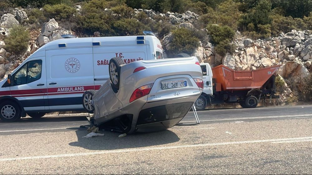  Antalya Kaş'da çöp kamyonuna çarpan araç takla attı 3 yaralı