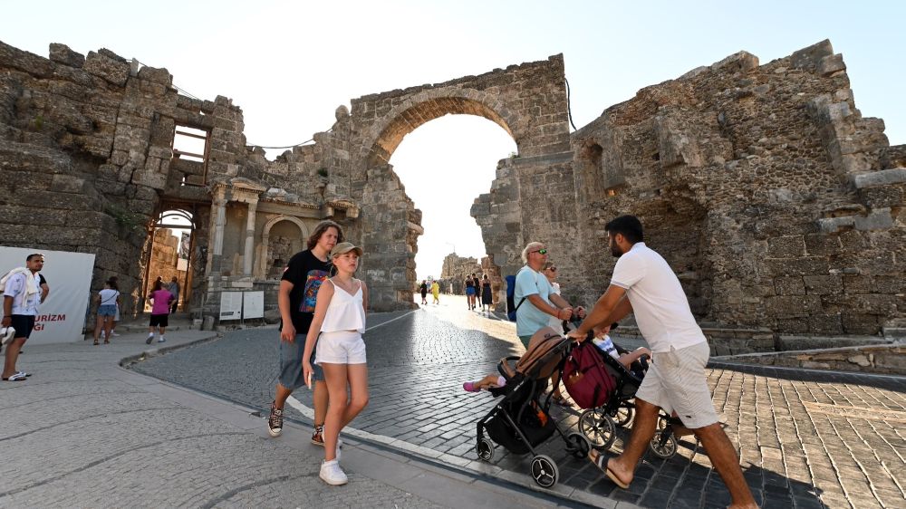 Antalya tüm zamanların günlük turist rekorunu kırdı