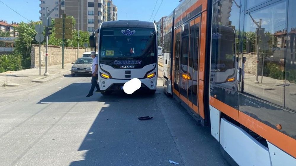 Araç kazası nedeniyle aksayan tramvay seferleri normale döndü