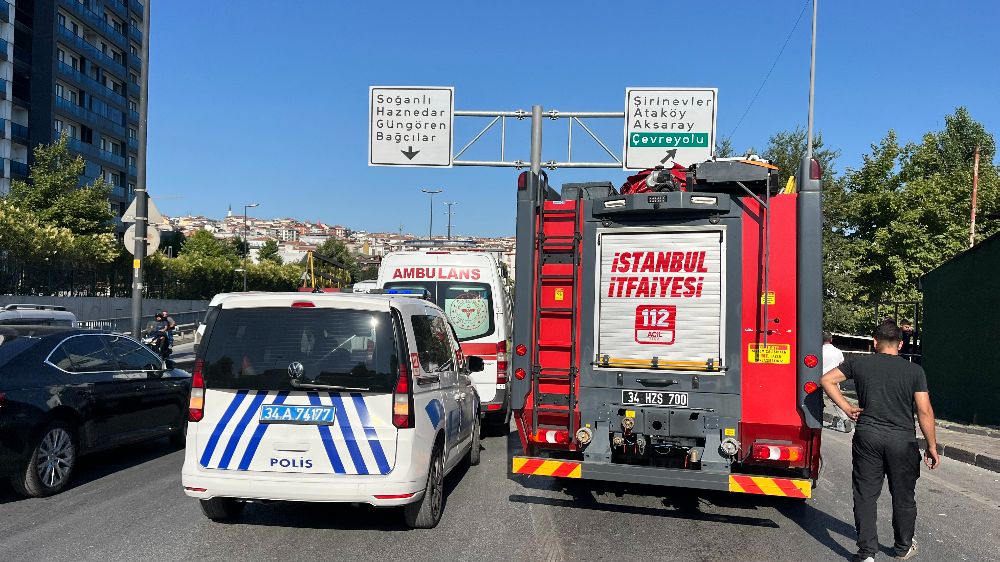 Araca yaslanarak arkadaşıyla konuşan şahsa otomobil çarptı