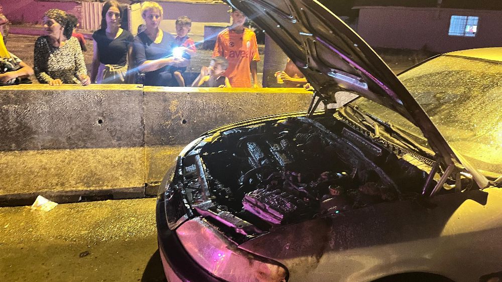 Aracı yanan sürücünün yardımına vatandaşlar koştu