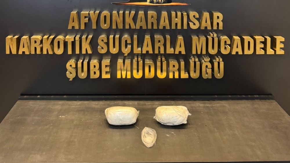 Aracın kapı döşemesinin arkasından 1 kilo 126 gram uyuşturucu çıktı