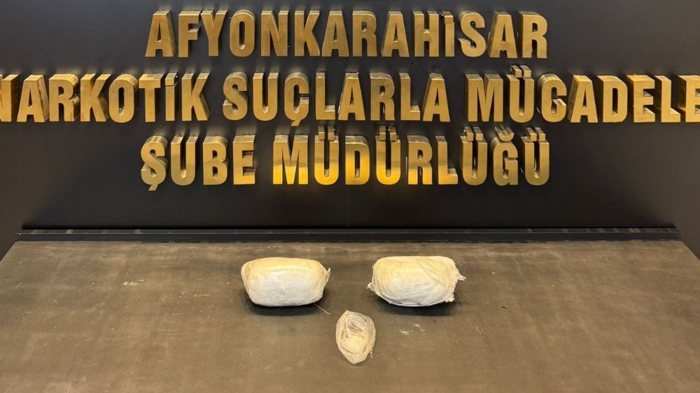 Aracın kapı döşemesinin arkasından 1 kilo 126 gram uyuşturucu çıktı
