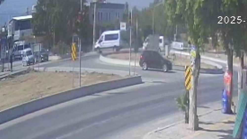 Araçla çarpışmamak için refüje çıktı