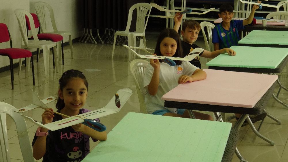 Artvin’de miniklere model uçak eğitimi