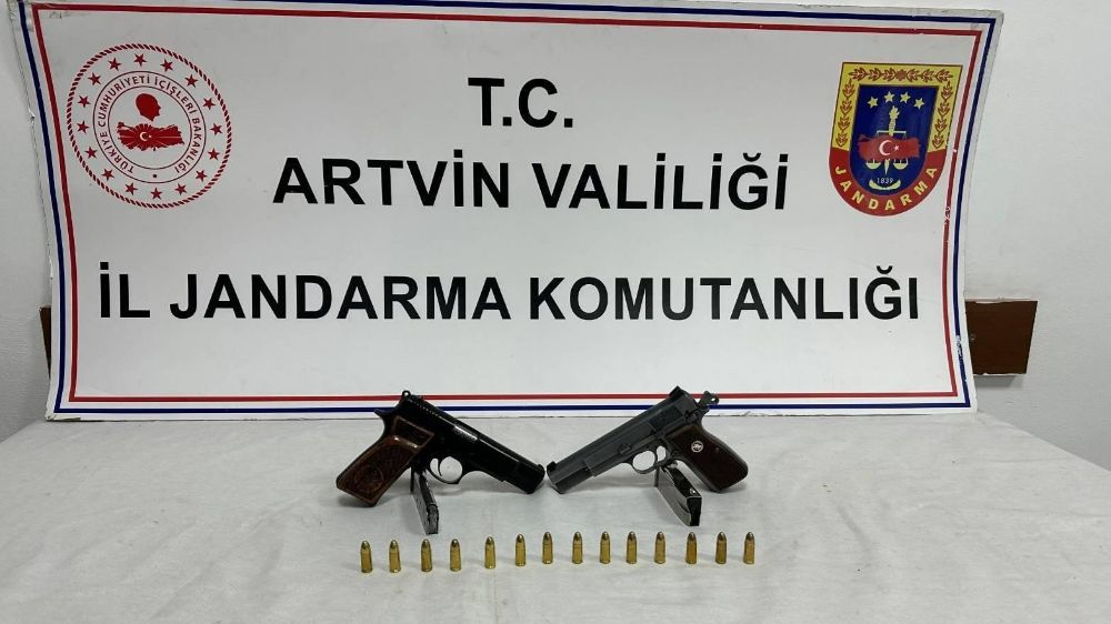 Artvin'de silah sesleri üzerine yapılan kontrolde ruhsatsız tabanca ele geçirildi