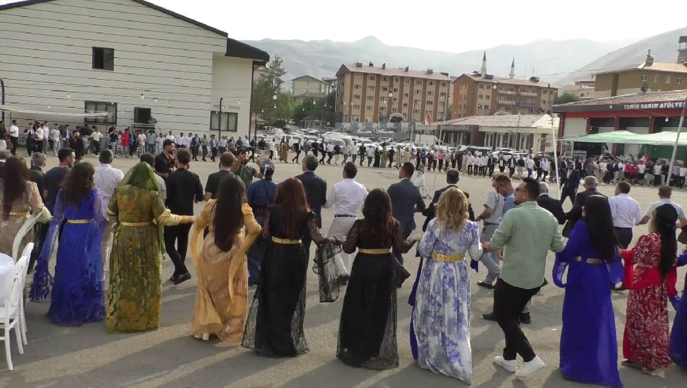 Aşiret mensubu başkana görkemli düğün