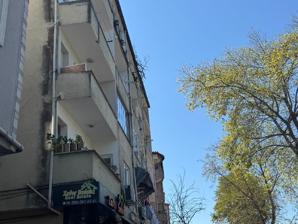 Asırlık çınar ağacı 4 katlı binanın üzerine devrildi, camlar kırıldı