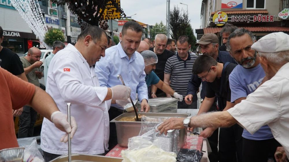 Aşure dağıtımıyla gönüller ısındı