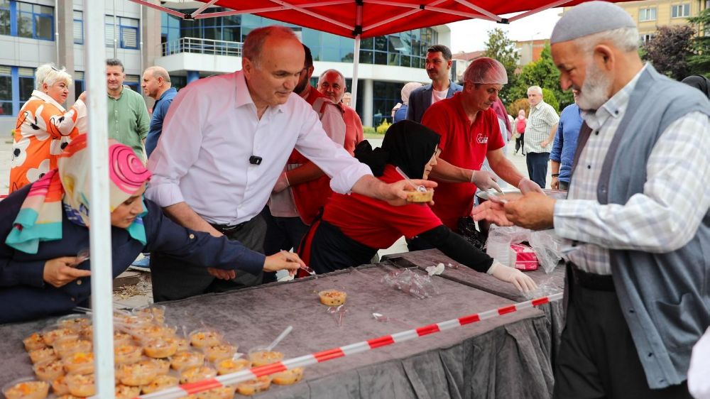 Aşurenin bereketi paylaşıldı