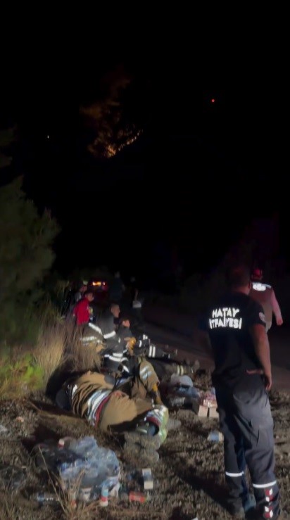 Ateş savaşçılarının alevler arasında yorgunluk molası