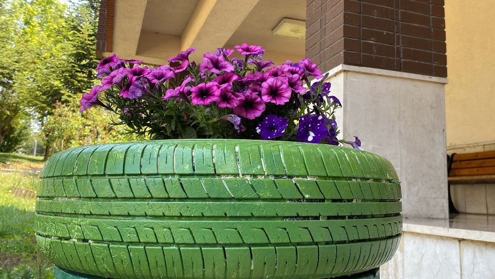 Atık malzemeler renkli çiçekliğe dönüştü