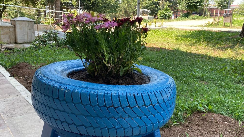 Atık malzemeler renkli çiçekliğe dönüştü