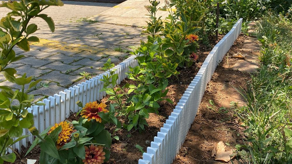 Atık malzemeler renkli çiçekliğe dönüştü