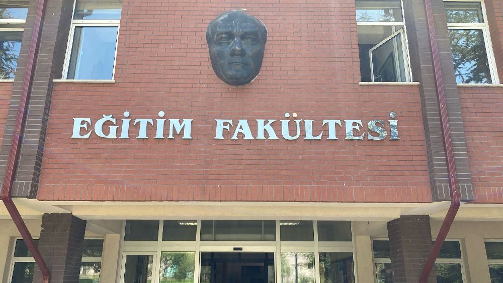 Atık malzemeler renkli çiçekliğe dönüştü