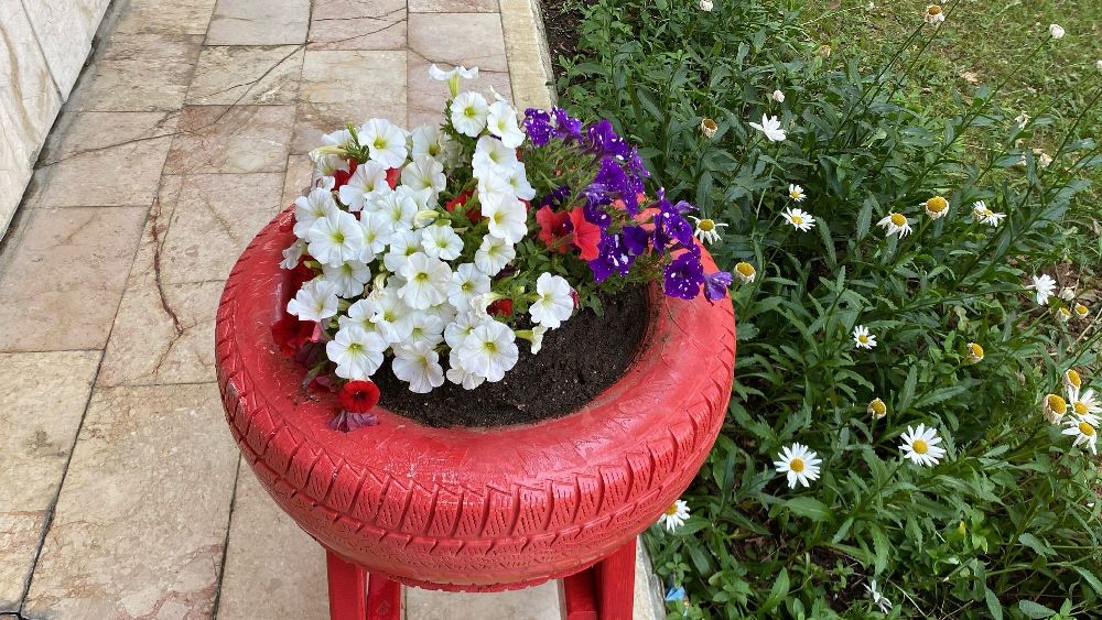 Atık malzemeler renkli çiçekliğe dönüştü