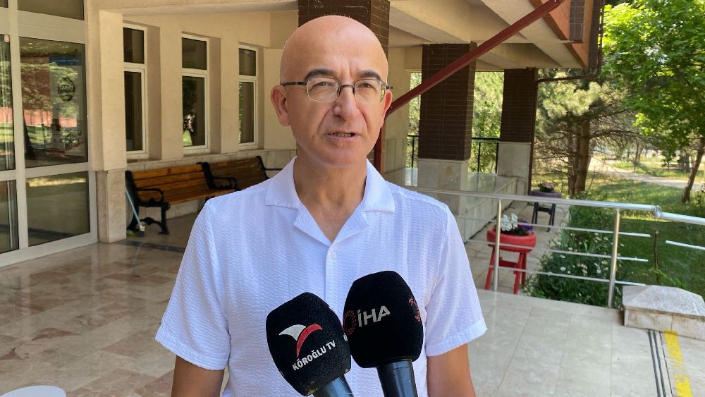 Atık malzemeler renkli çiçekliğe dönüştü