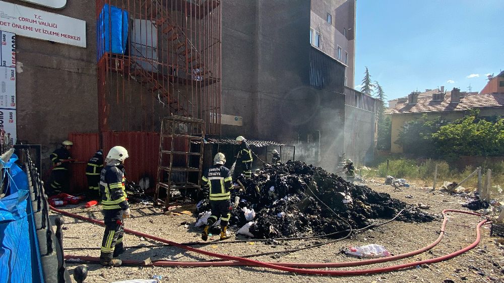  Atık tekstil malzemeleri alev alev yandı