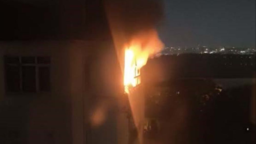 Avcılar Firuzköy’de panik anları: Sıcağa dayanamayan buzdolabı alev alev yandı