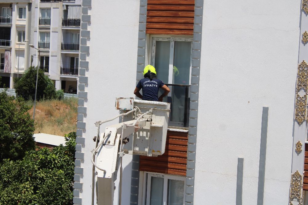 Aydın'da balkonda sıkışan kumruyu vatandaşın dikkati kurtardı