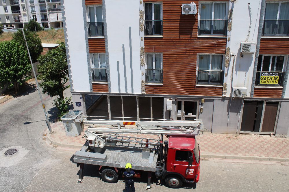 Aydın'da balkonda sıkışan kumruyu vatandaşın dikkati kurtardı