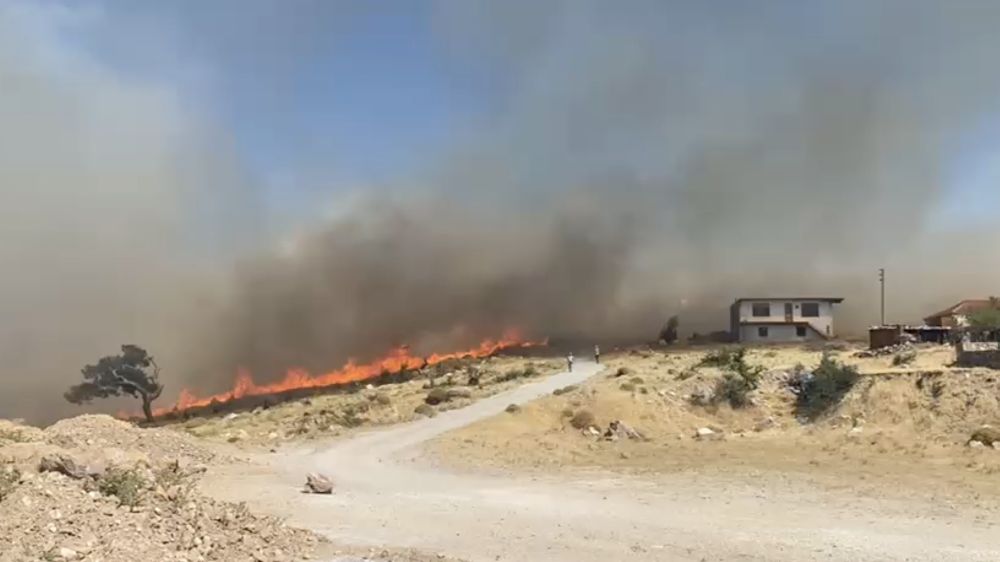 Ayvacık'ta başlayan yangın yerleşim yerlerini tehdit ediyor