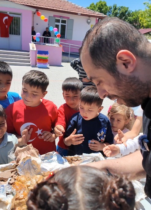 Babasından ilham aldı, çocukların yüzünü güldürüyor