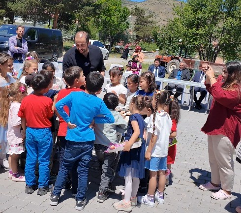 Babasından ilham aldı, çocukların yüzünü güldürüyor