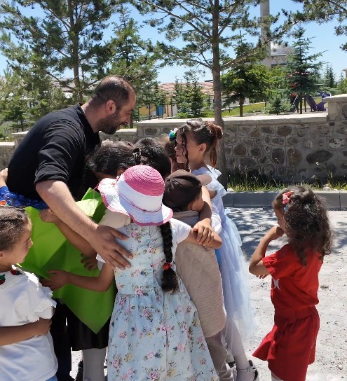 Babasından ilham aldı, çocukların yüzünü güldürüyor