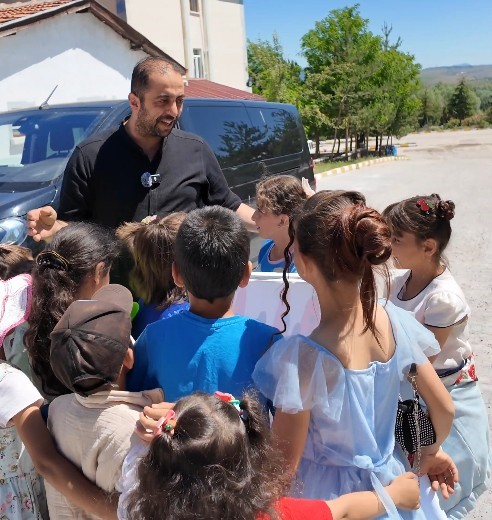 Babasından ilham aldı, çocukların yüzünü güldürüyor