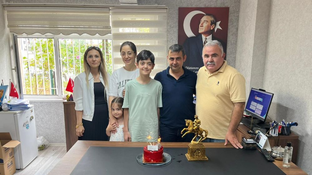 Bafra'da LGS Türkiye birincisine pastalı kutlama