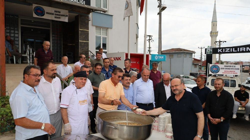  Bafra Madeni Sanatkarlar Odası 2 bin kişiye aşure dağıttı