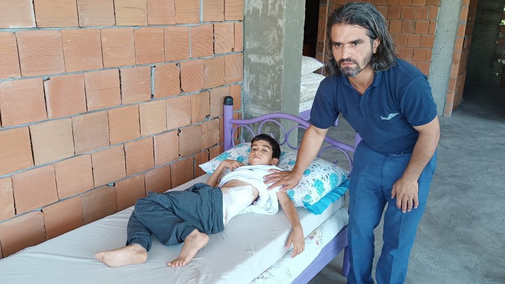 Bahçede oynayan 8 yaşındaki çocuk, yorgun mermi ile yaralandı