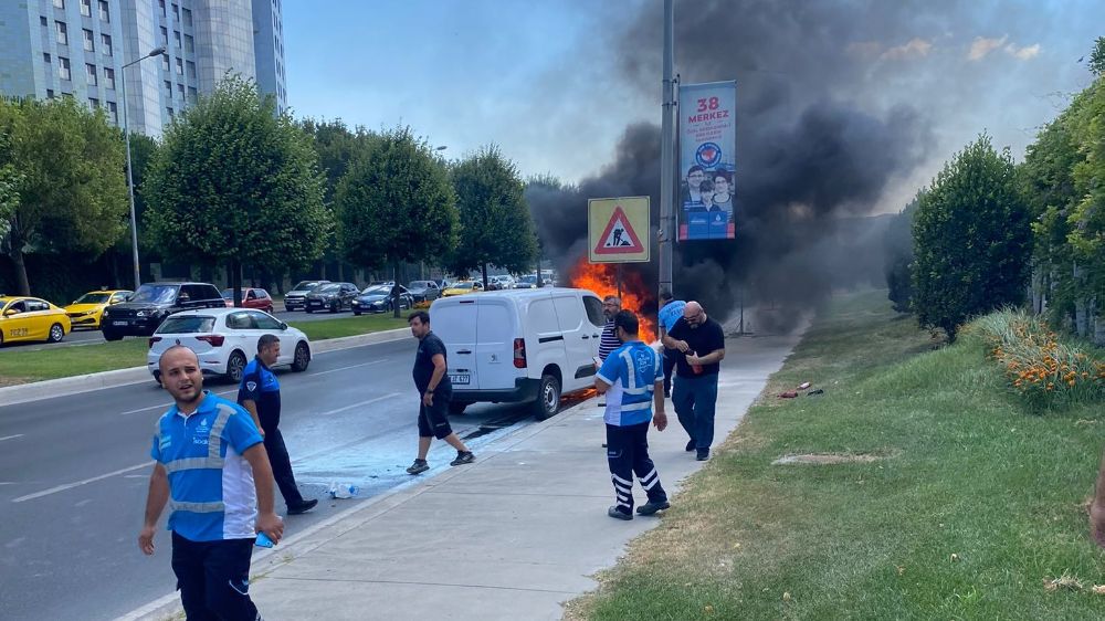 Bakırköy’de bir araç alev alev yandı