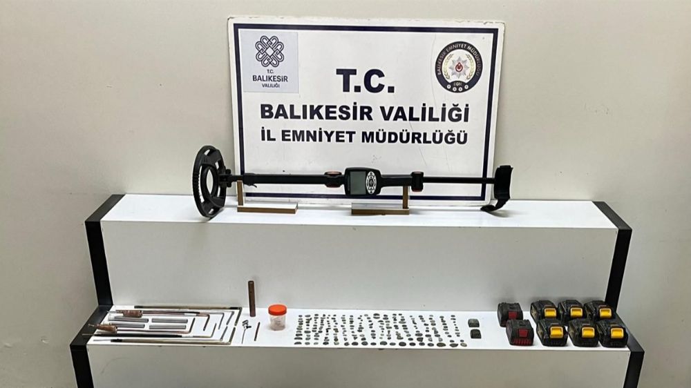 Balıkesir'de tarihi eser ve patlayıcı madde ele geçirildi