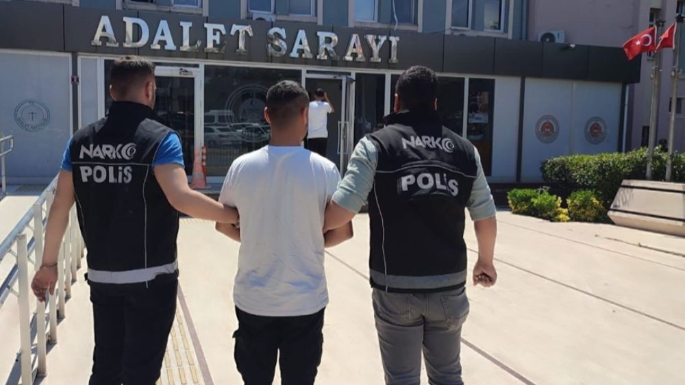 Balıkesir İl Emniyet Müdürlüğü’ne bağlı Bandırma Narkotik Suçlarla Mücadele Grup Amirliği ekipleri tarafından yürütülen çalışmalar kapsamında, hakkında kesinleşmiş hapis cezası bulunan bir şahıs yakalandı.