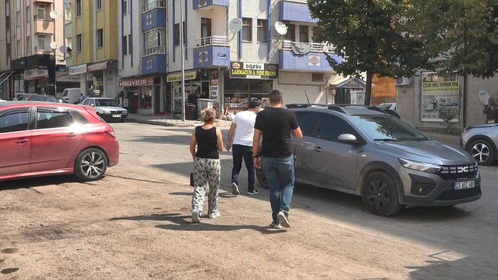 Balkona çıkıp atlamak istedi, polis ekiplerince ikna edildi