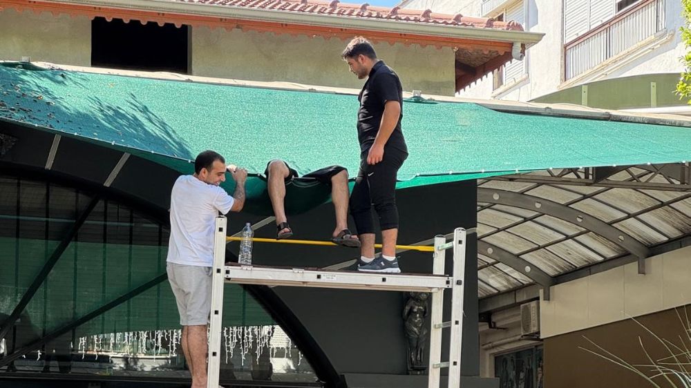 Balkondan düştü, tente hayatını kurtardı