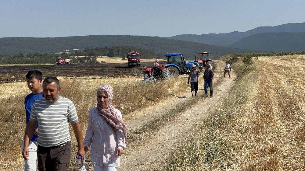 Balya yapan çiftçi anız yangınını fark etti: 5 dekar alan kül oldu