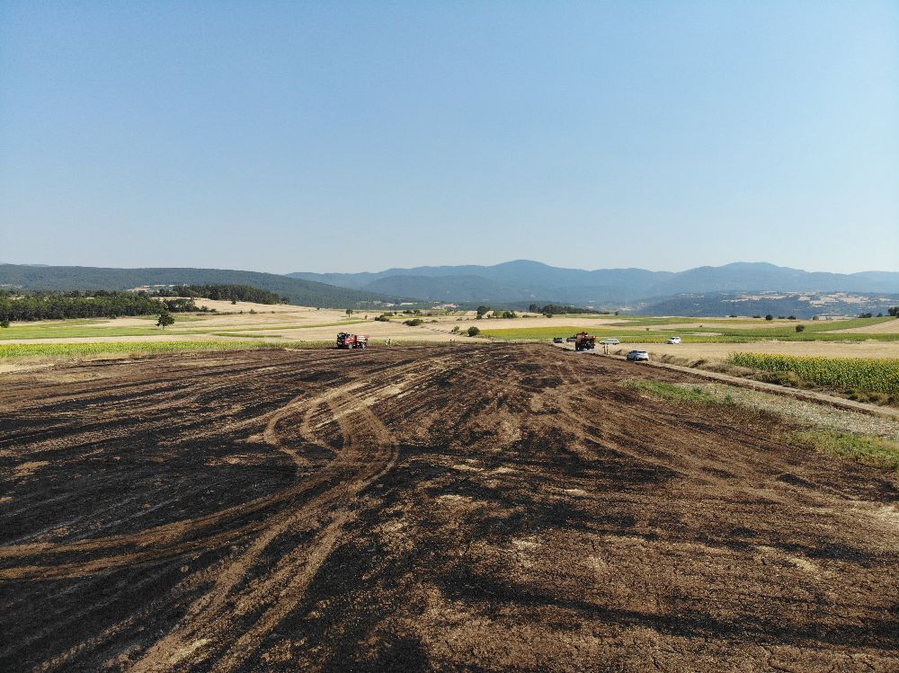 Balya yapan çiftçi anız yangınını fark etti: 5 dekar alan kül oldu