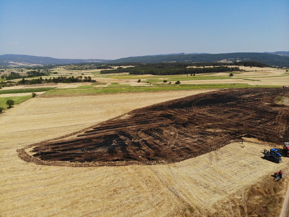 Balya yapan çiftçi anız yangınını fark etti: 5 dekar alan kül oldu