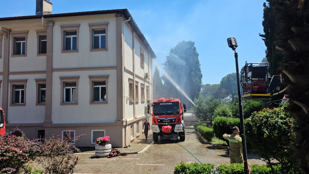 Bandırma'da Koyunculuk Araştırma Enstitüsü'nün çatısında yangın paniği
