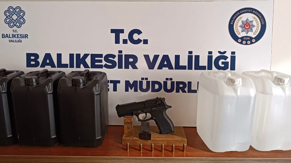 Bandırma’da ruhsatsız silah ve etil alkol ele geçirildi