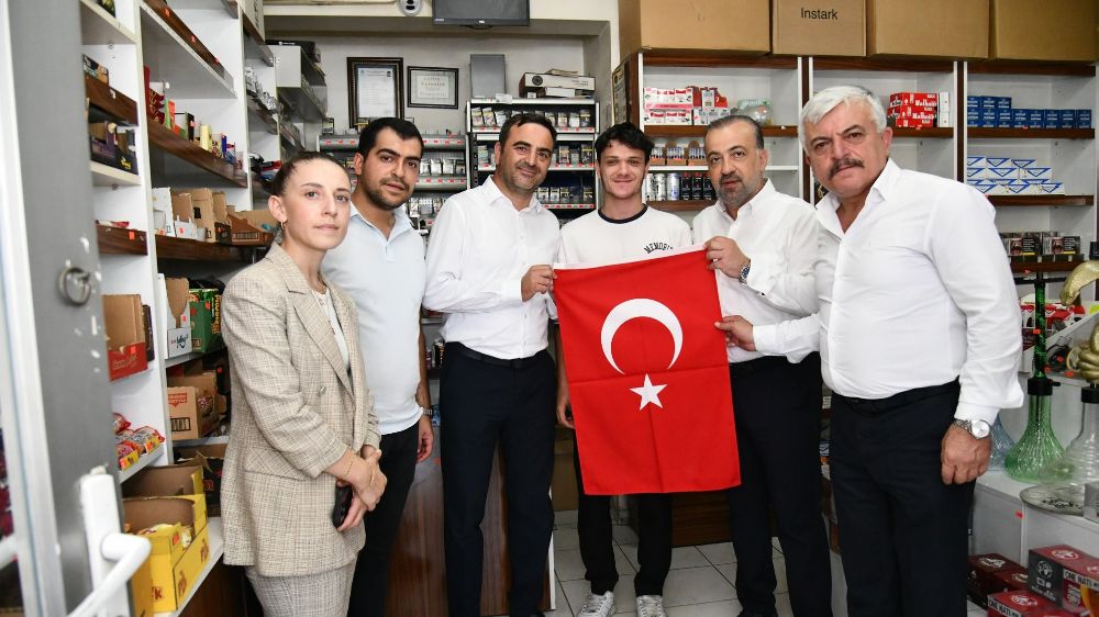 Başiskele'de esnafa Türk bayrağı dağıtıldı