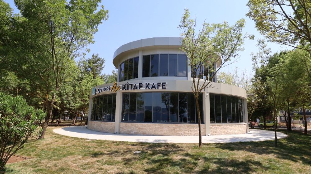 Başiskele Sahili'ne kitap kafe açıldı