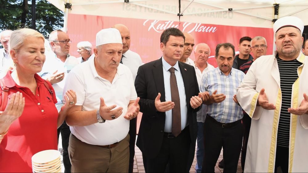Başkan Aydın vatandaşlara aşure dağıttı