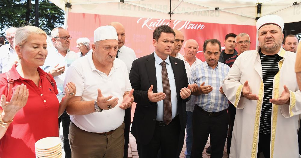 Başkan Aydın vatandaşlara aşure dağıttı