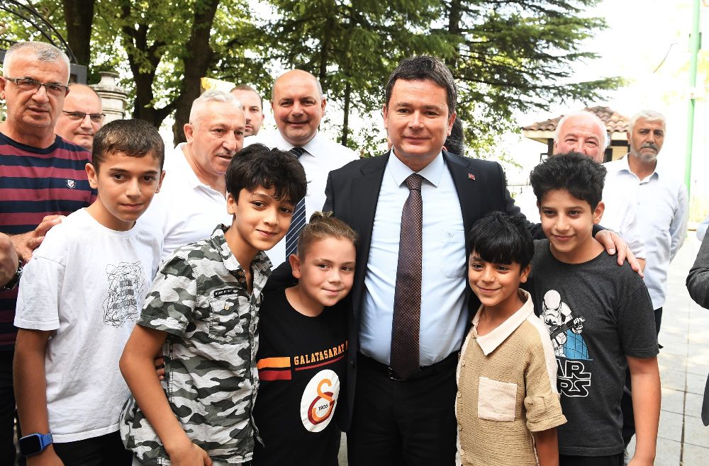 Başkan Aydın vatandaşlara aşure dağıttı